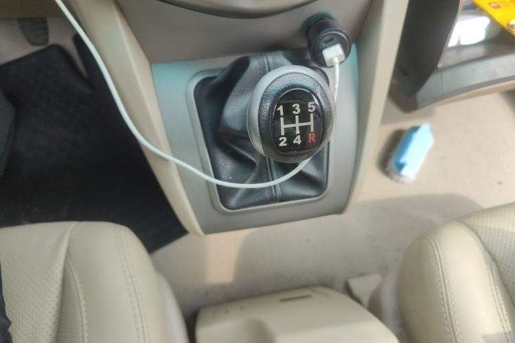 Used BYD S6 2014 2.0L Manual Luxury 5-Seater Gear Lever