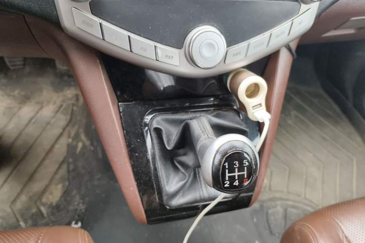 Used BYD S6 2014 2.0L Manual Luxury 5-Seater Gear Lever