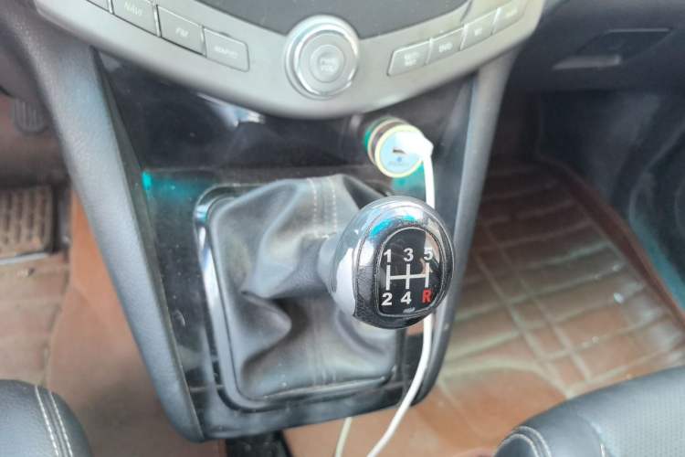 Used BYD S6 2014 2.0L Manual Luxury 5-Seater Gear Lever