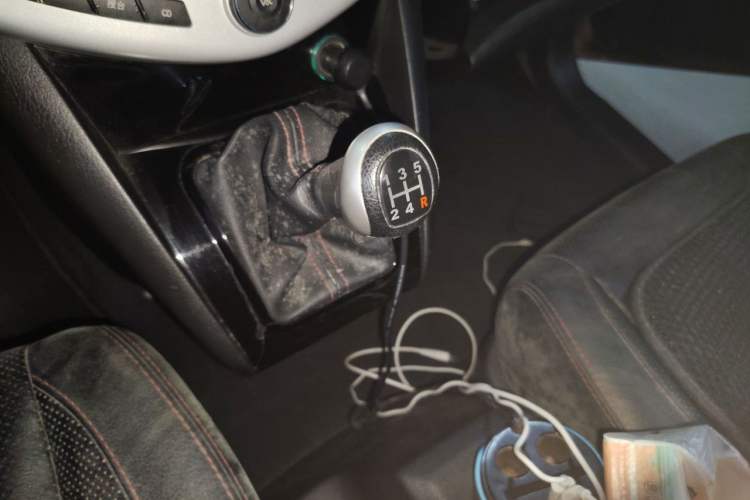 Used BYD S6 2014 2.0L Manual Luxury 7-Seater Gear Lever