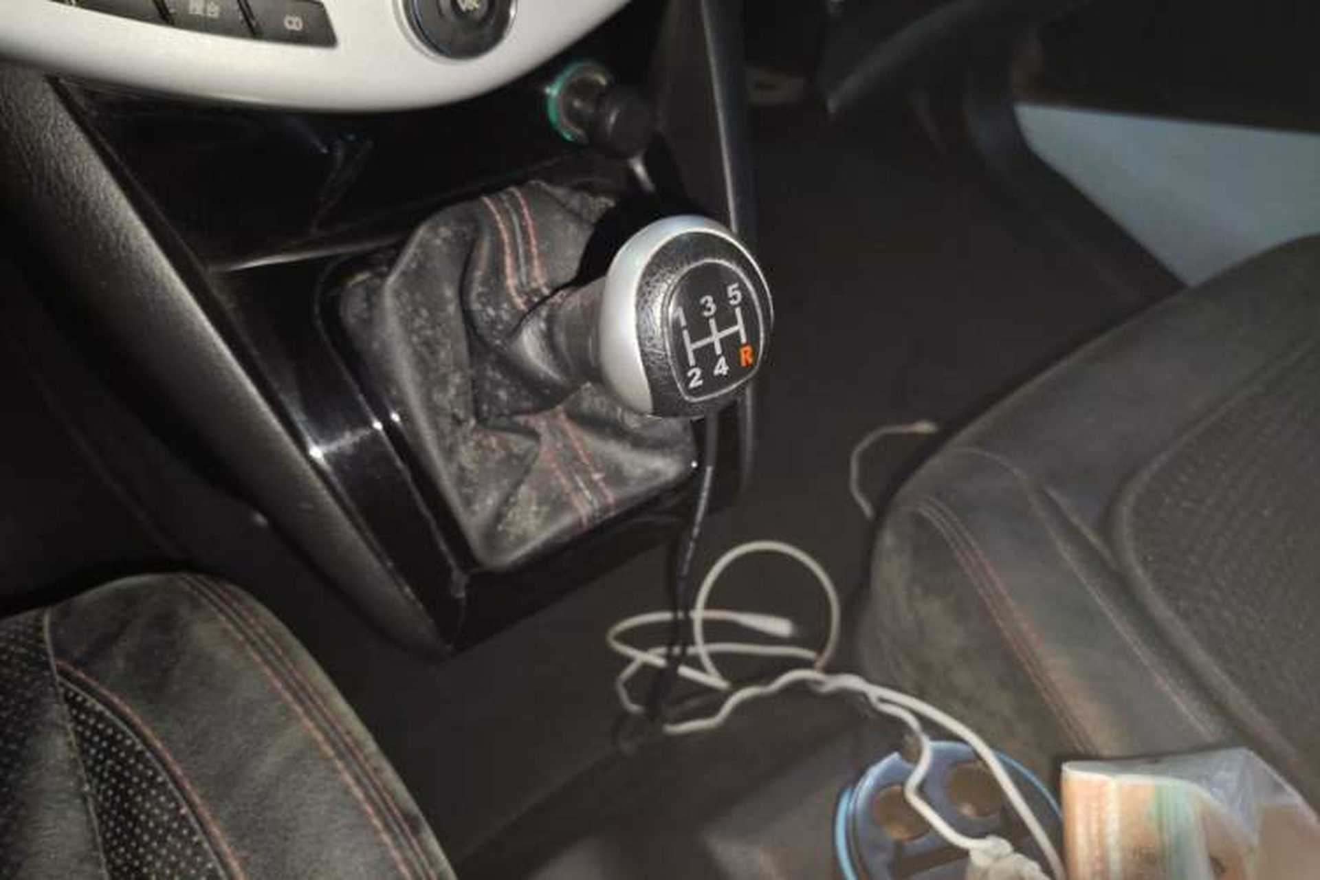 Used BYD S6 2014 2.0L Manual Luxury 7-Seater Gear Lever