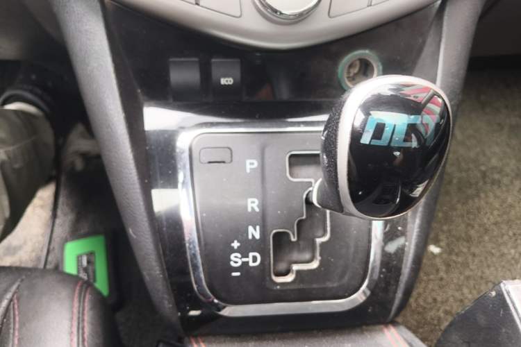 Used BYD S6 2014 2.4L Automatic Prestige 5-Seater Gear Lever