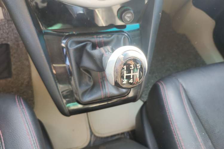 Used BYD S6 2014 2.0L Manual Luxury 5-Seater Gear Lever
