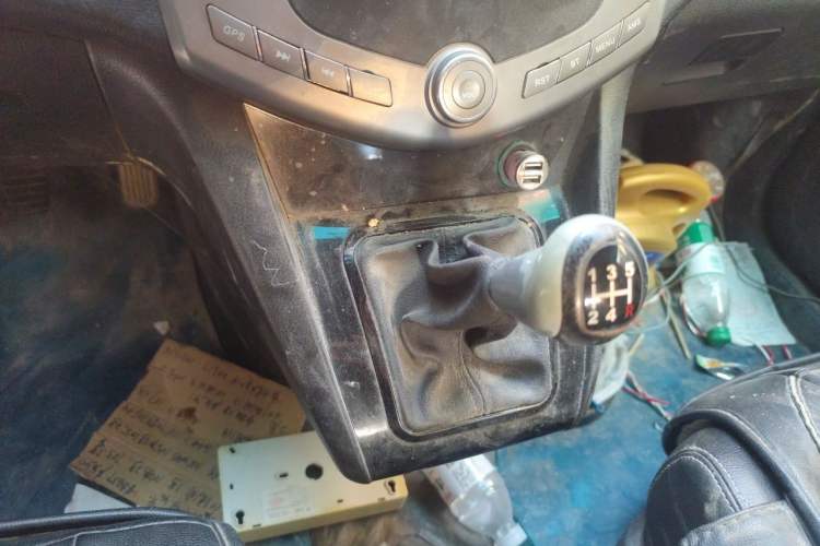 Used BYD S6 2014 2.0L Manual Luxury 5-Seater Gear Lever