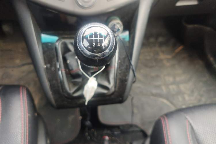 Used BYD S6 2014 1.5TI Manual Luxury 5-Seater Gear Lever