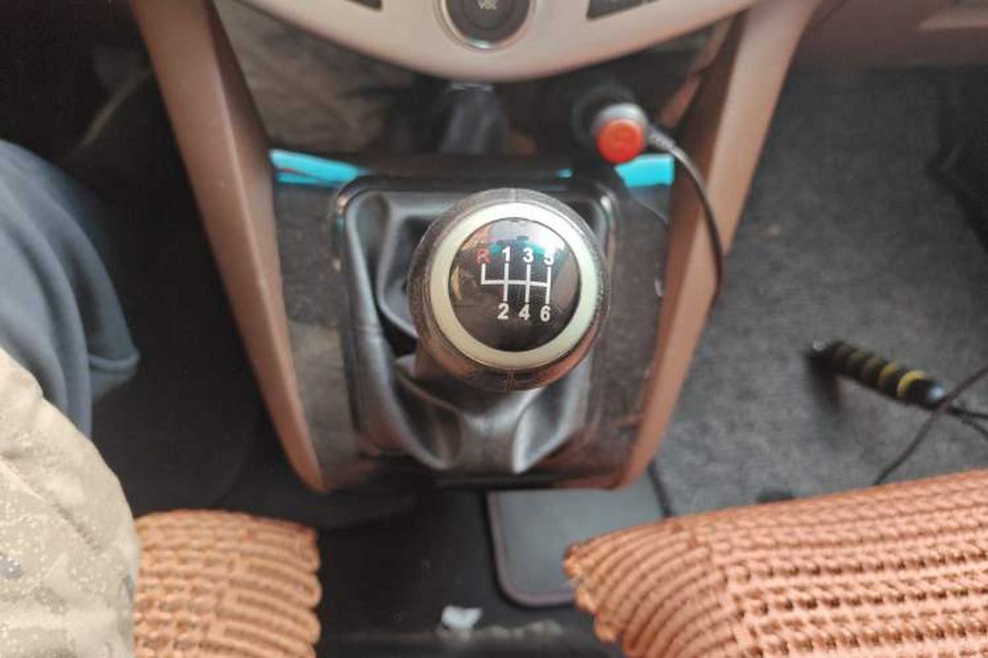 Used BYD S6 2014 1.5TI Manual Luxury 5-Seater Gear Lever
