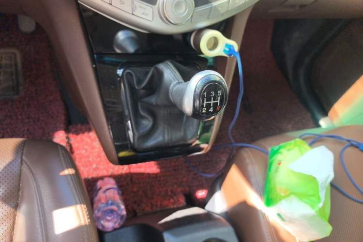 Used BYD S6 2014 2.0L Manual Luxury 5-Seater Gear Lever