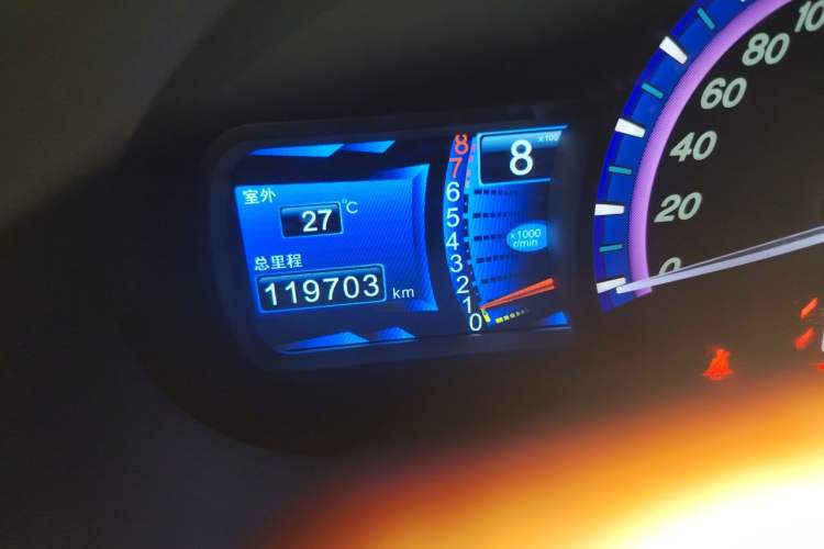 Used BYD S6 2014 2.0L Manual Luxury 7-Seater Odometer Close Up