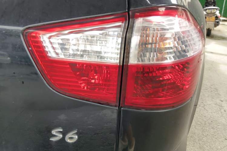Used BYD S6 2014 2.0L Manual Luxury 5-Seater Right Rear Taillight