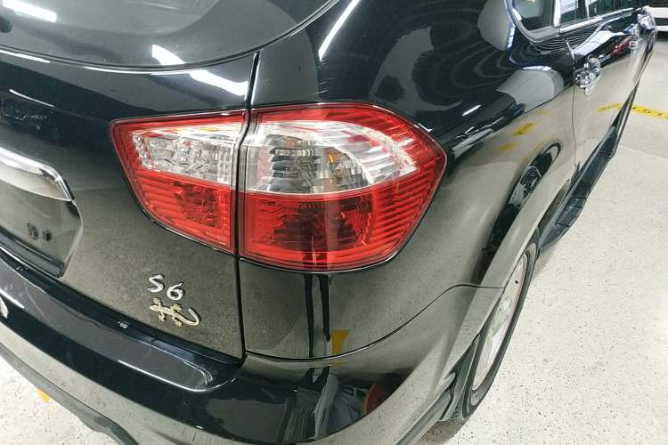 Used BYD S6 2014 2.0L Manual Luxury 5-Seater Right Rear Taillight