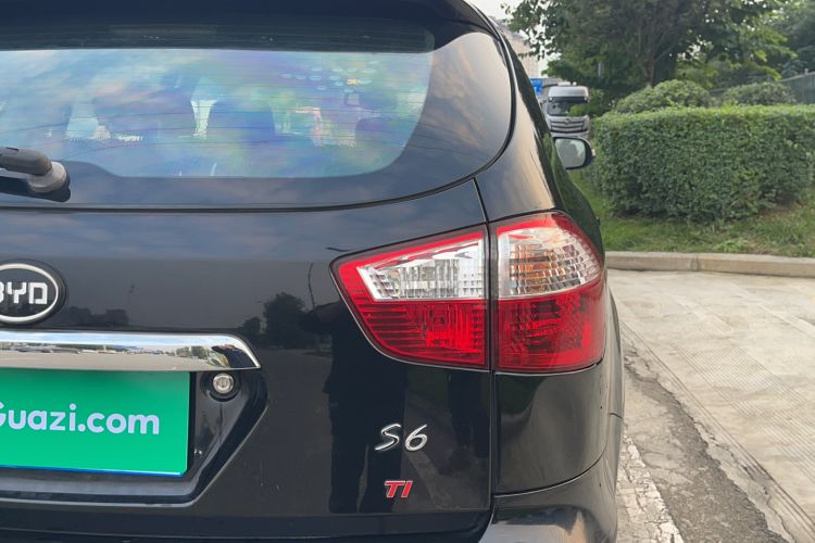Used BYD S6 2014 1.5TI Manual Luxury 7-Seater Right Rear Taillight