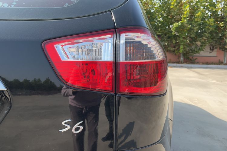 Used BYD S6 2014 2.0L Manual Luxury 5-Seater Right Rear Taillight