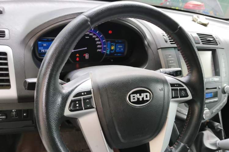 Used BYD S6 2014 2.0L Manual Luxury 5-Seater Steering Wheel