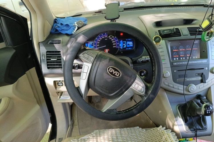Used BYD S6 2014 2.0L Manual Luxury 5-Seater Steering Wheel