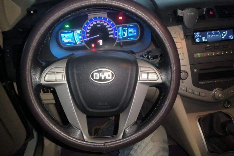 Used BYD S6 2014 2.0L Manual Luxury 5-Seater Steering Wheel