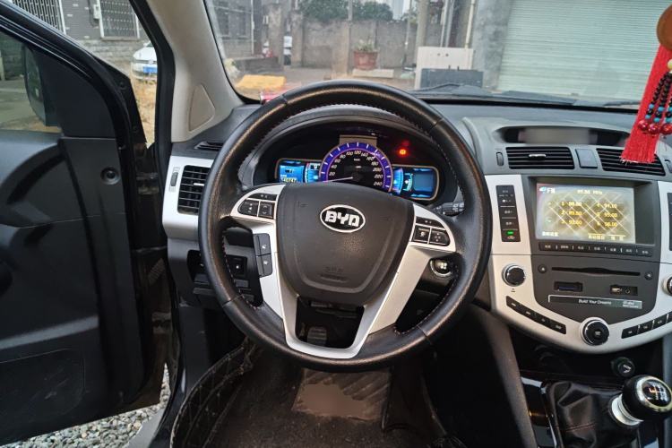 Used BYD S6 2014 1.5TI Manual Luxury 7-Seater Steering Wheel