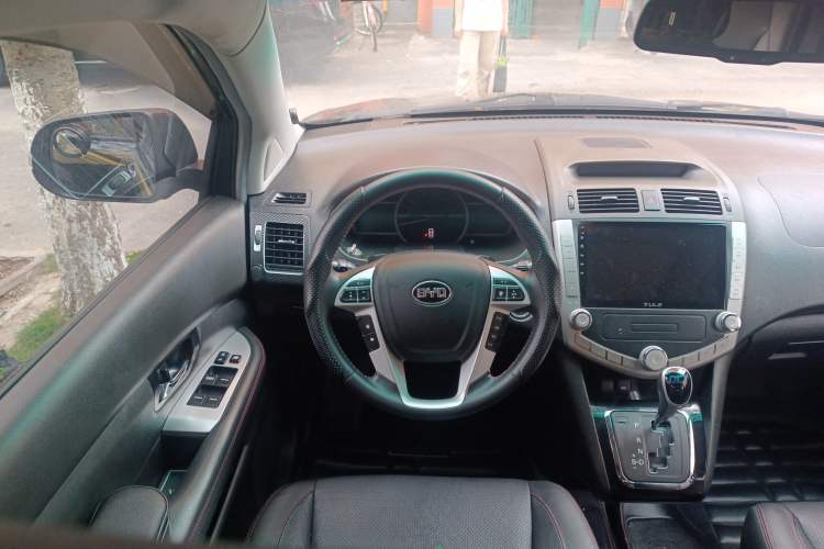 Used BYD S6 2014 2.4L Automatic Prestige 5-Seater Steering Wheel