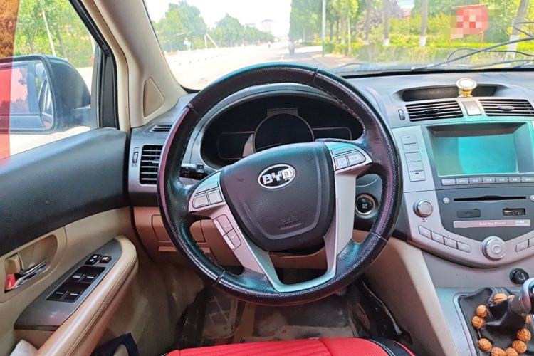 Used BYD S6 2014 2.0L Manual Luxury 5-Seater Steering Wheel