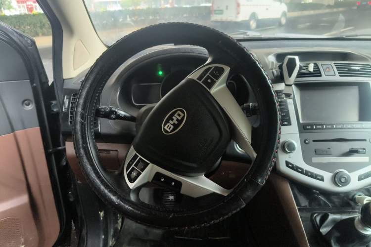 Used BYD S6 2014 1.5TI Manual Luxury 5-Seater Steering Wheel