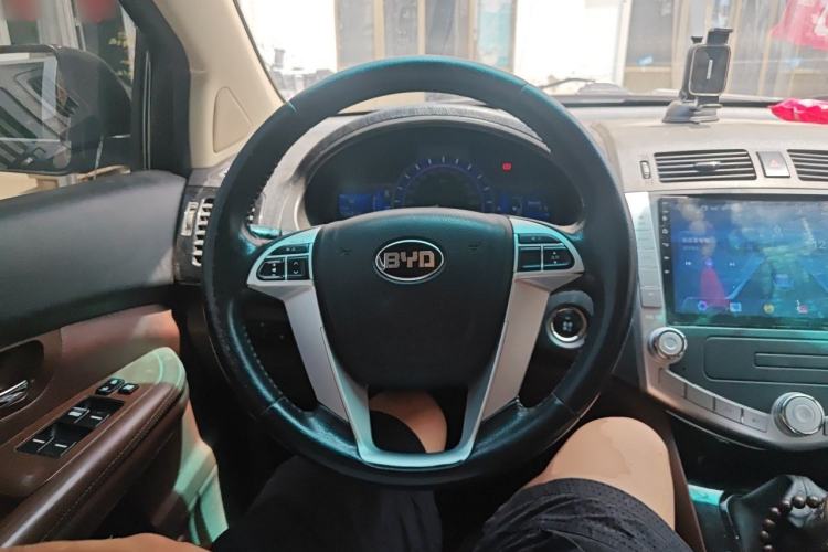 Used BYD S6 2014 2.0L Manual Luxury 5-Seater Steering Wheel