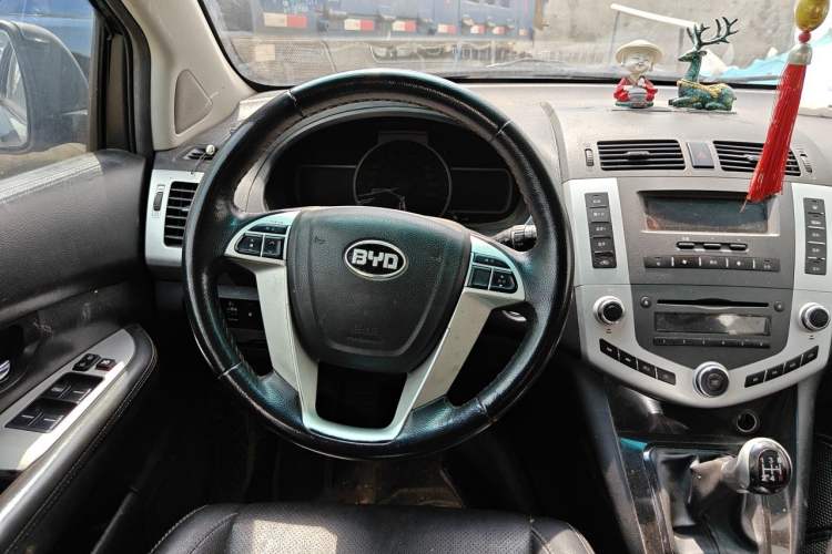 Used BYD S6 2014 2.0L Manual Luxury 5-Seater Steering Wheel