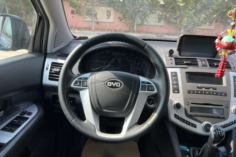 Used BYD S6 2014 2.0L Manual Luxury 5-Seater Steering Wheel