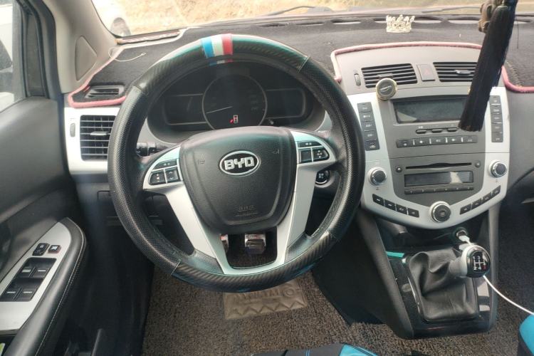 Used BYD S6 2014 2.0L Manual Luxury 5-Seater Steering Wheel