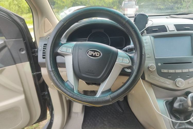 Used BYD S6 2014 2.0L Manual Luxury 5-Seater Steering Wheel