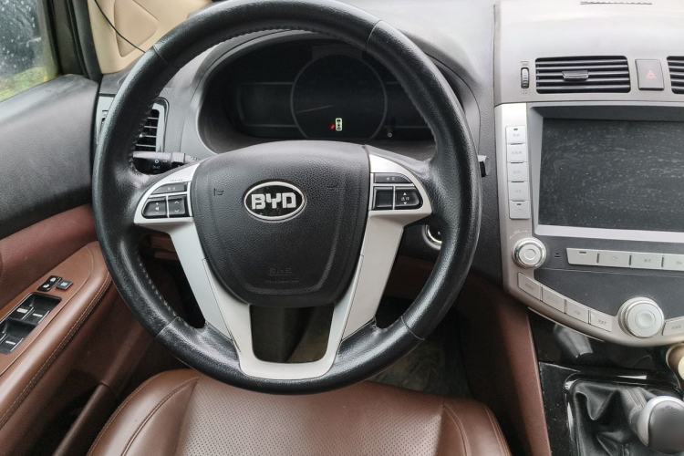 Used BYD S6 2014 2.0L Manual Luxury 5-Seater Steering Wheel