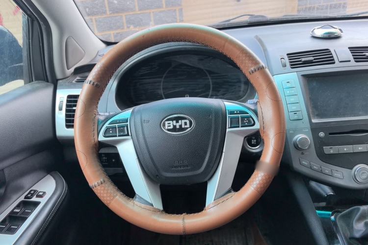 Used BYD S6 2014 2.0L Manual Luxury 5-Seater Steering Wheel