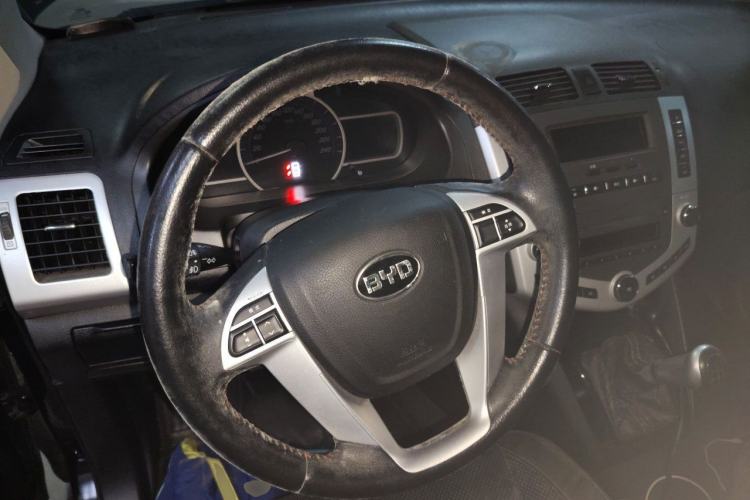 Used BYD S6 2014 2.0L Manual Luxury 7-Seater Steering Wheel