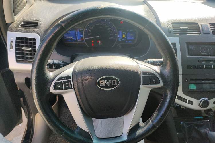 Used BYD S6 2014 2.0L Manual Luxury 5-Seater Steering Wheel