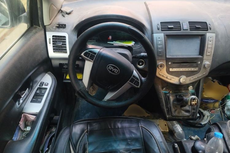 Used BYD S6 2014 2.0L Manual Luxury 5-Seater Steering Wheel