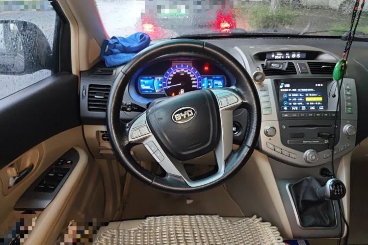 Used BYD S6 2014 2.0L Manual Luxury 5-Seater Steering Wheel