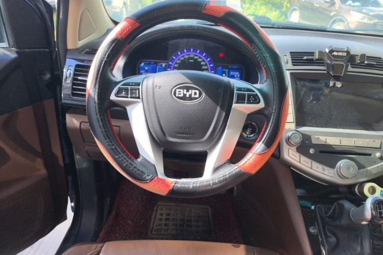 Used BYD S6 2014 2.0L Manual Luxury 5-Seater Steering Wheel