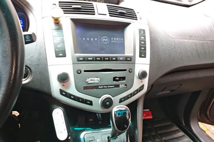 Used BYD S6 2014 2.4L Automatic Prestige 5-Seater Audio And AC Panel