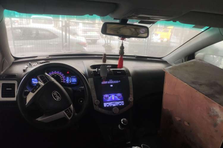 Used BYD S6 2014 1.5TI Manual Luxury 5-Seater Center Console