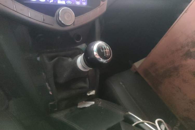 Used BYD S6 2014 1.5TI Manual Luxury 5-Seater Gear Lever