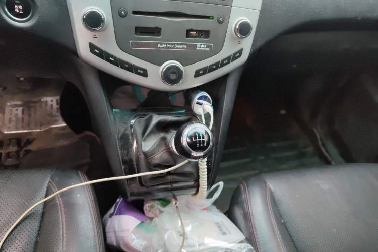 Used BYD S6 2014 1.5TI Manual Luxury 7-Seater Gear Lever
