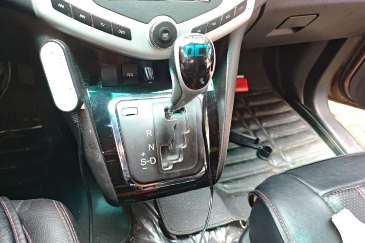 Used BYD S6 2014 2.4L Automatic Prestige 5-Seater Gear Lever