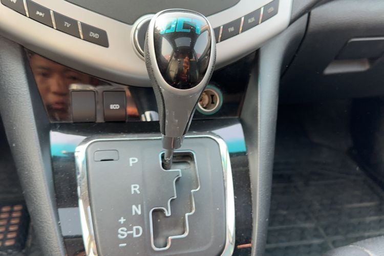 Used BYD S6 2014 2.4L Automatic Prestige 5-Seater Gear Lever