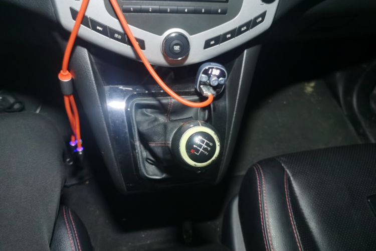 Used BYD S6 2014 1.5TI Manual Luxury 5-Seater Gear Lever
