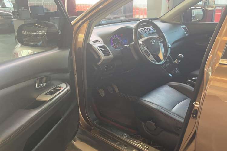 Used BYD S6 2014 1.5TI Manual Luxury 5-Seater Interior 2
