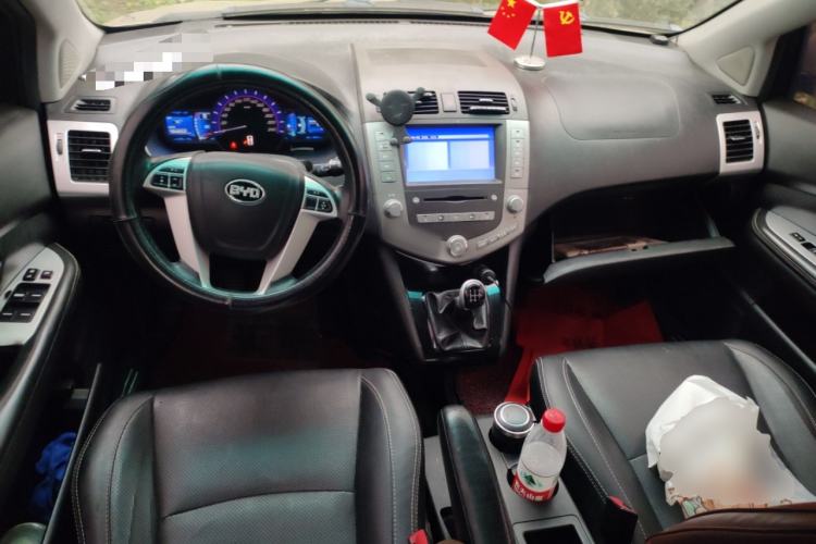 Used BYD S6 2014 2.0L Manual Luxury 5-Seater Center Console