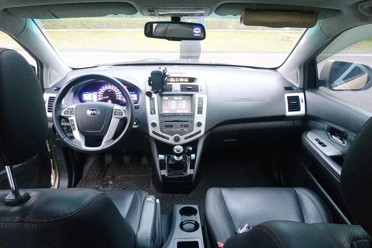 Used BYD S6 2014 1.5TI Manual Luxury 5-Seater Center Console