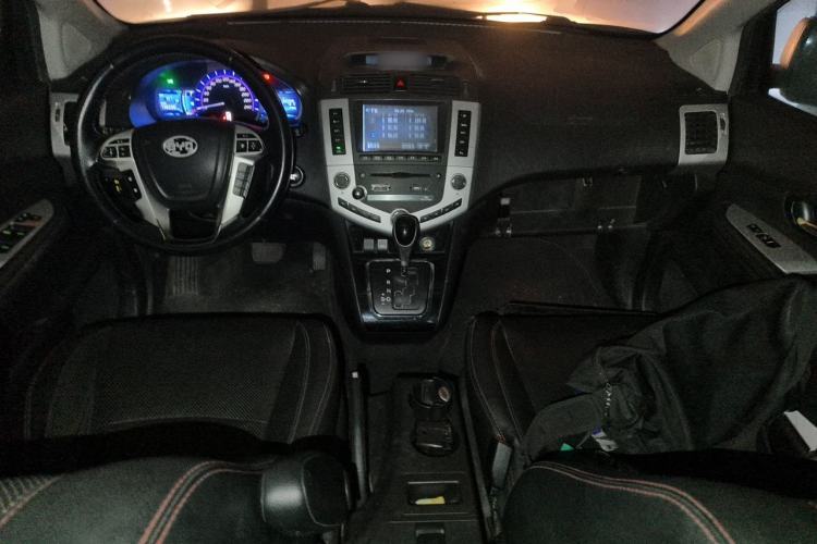 Used BYD S6 2014 2.4L Automatic Prestige 5-Seater Center Console