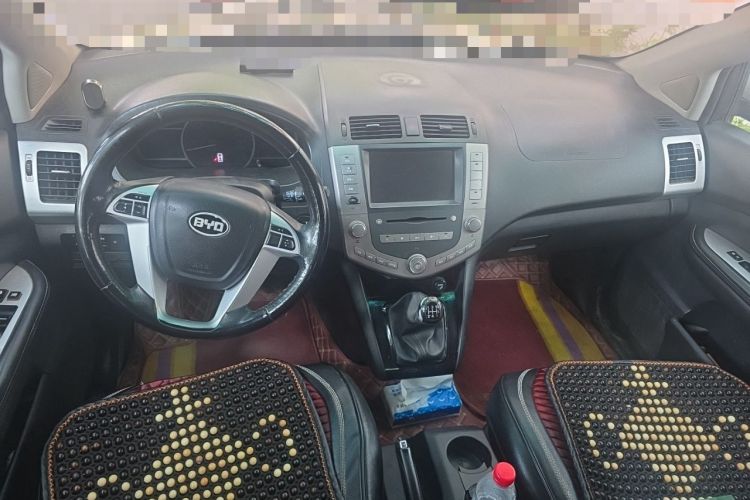 Used BYD S6 2014 2.0L Manual Luxury 5-Seater Center Console