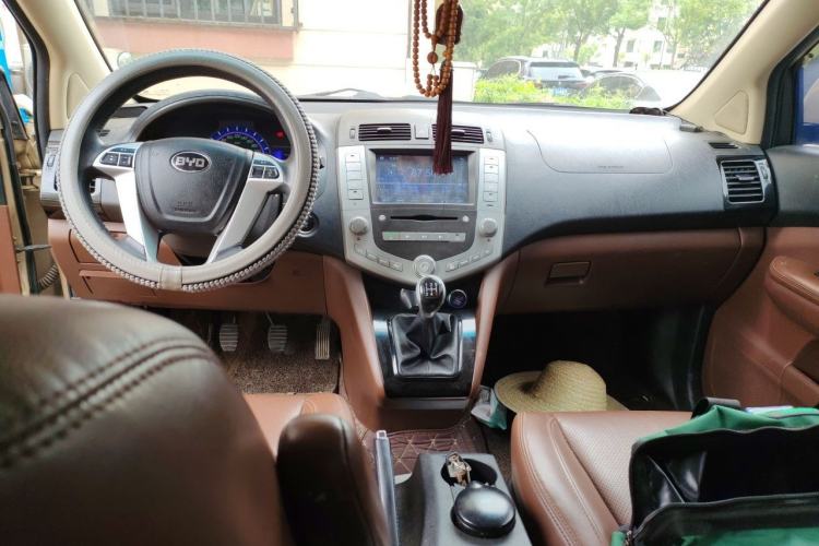 Used BYD S6 2014 2.0L Manual Luxury 5-Seater Center Console
