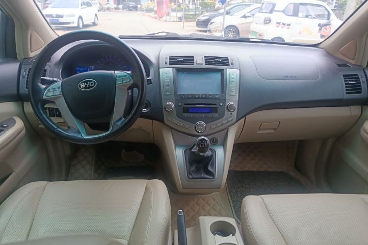 Used BYD S6 2014 2.0L Manual Luxury 5-Seater Center Console