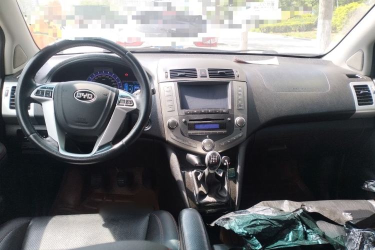 Used BYD S6 2014 2.0L Manual Luxury 5-Seater Center Console